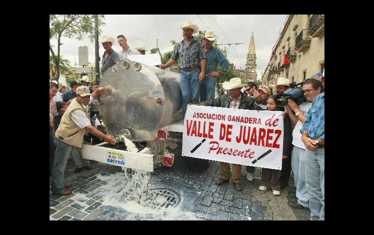 En 2008 los productores se manifestaron solicitando lo mismo, esa ocasión derramaron cientos de litros de leche como protesta. ARCHIVO  /