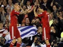 Los jugadores del Liverpool, Jonjo Shelvey (i) y Luis Suarez (d), celebran tras anotar ante el Fulham. EFE  /