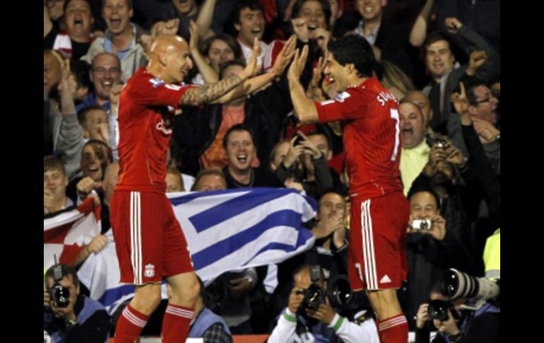 Los jugadores del Liverpool, Jonjo Shelvey (i) y Luis Suarez (d), celebran tras anotar ante el Fulham. EFE  /