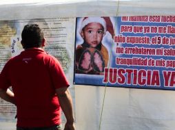 Mantas desplegadas por los padres de la víctimas del incendio en la guardería ABC durante una protesta, el año pasado. ARCHIVO  /