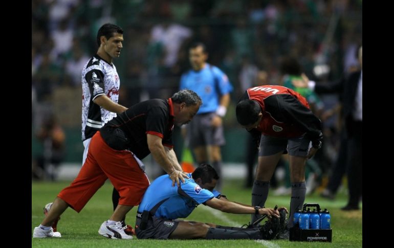 En el encuentro semifinal entre León y Tijuana, al árbitro Israel Perea le dieron calambres. MEXSPORT  /