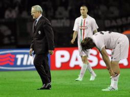 El técnico de Juventus, Luigi Delneri, se retira con sus jugadores tras finalizar el partido. AP  /