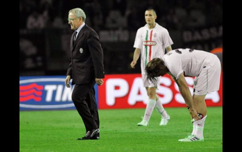 El técnico de Juventus, Luigi Delneri, se retira con sus jugadores tras finalizar el partido. AP  /