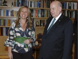 Trinidad Jiménez y José Miguel Insulza durante el encuentro que han mantenido este mediodía en la sede del Ministerio, en Madrid. EFE  /