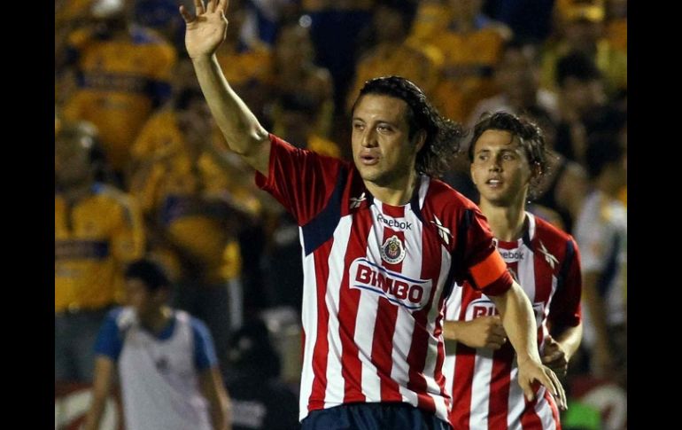 El capitán de Chivas, Héctor Reynoso, durante el encuentro ante Tigres. MEXSPORT  /