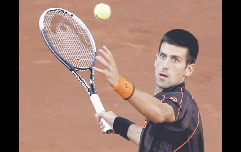 Novak Djokovic busca ser el número uno del mundo y ganar el título del Roland Garros. EFE  /