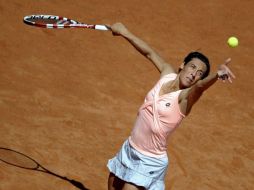 La jugadora italiana Francesca Schiavone sirve una bola a la estadounidense Christina McHale. EFE  /