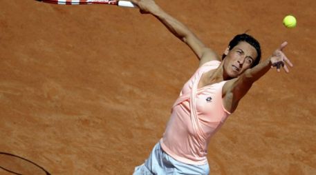 La jugadora italiana Francesca Schiavone sirve una bola a la estadounidense Christina McHale. EFE  /