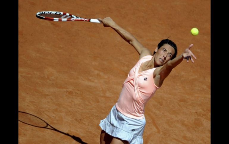 La jugadora italiana Francesca Schiavone sirve una bola a la estadounidense Christina McHale. EFE  /