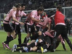 Los jugadores de Palermo celebran tras el gol de Giulio Migliaccio ante Milán, durante el partido de semifinal de la  Copa Italiana. AP  /