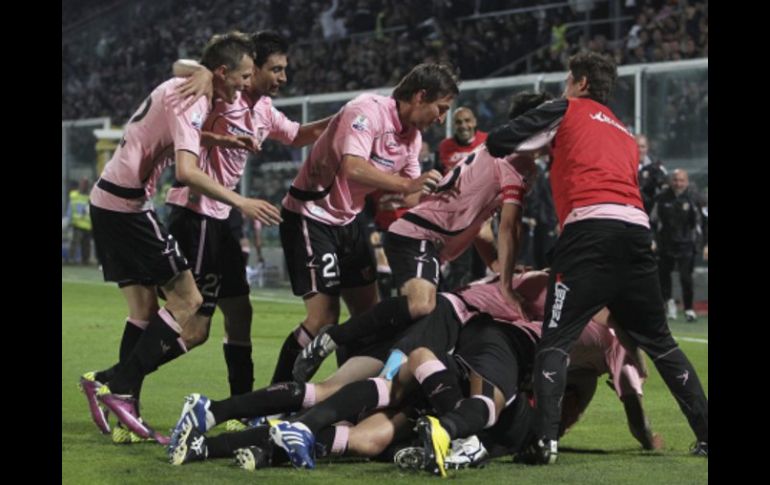 Los jugadores de Palermo celebran tras el gol de Giulio Migliaccio ante Milán, durante el partido de semifinal de la  Copa Italiana. AP  /