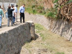 Vielma supervisó los trabajos en el arroyo El Garabato, en la colonia El Briseño, previo al inicio del temporal de lluvias. ESPECIAL  /