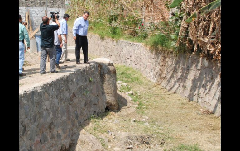 Vielma supervisó los trabajos en el arroyo El Garabato, en la colonia El Briseño, previo al inicio del temporal de lluvias. ESPECIAL  /