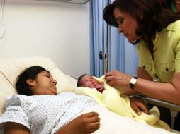 El gobernador, junto con su esposa, visitaron a las pacientes del nuevo centro de salud. E. BARRERA  /