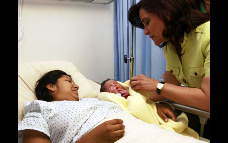 El gobernador, junto con su esposa, visitaron a las pacientes del nuevo centro de salud. E. BARRERA  /