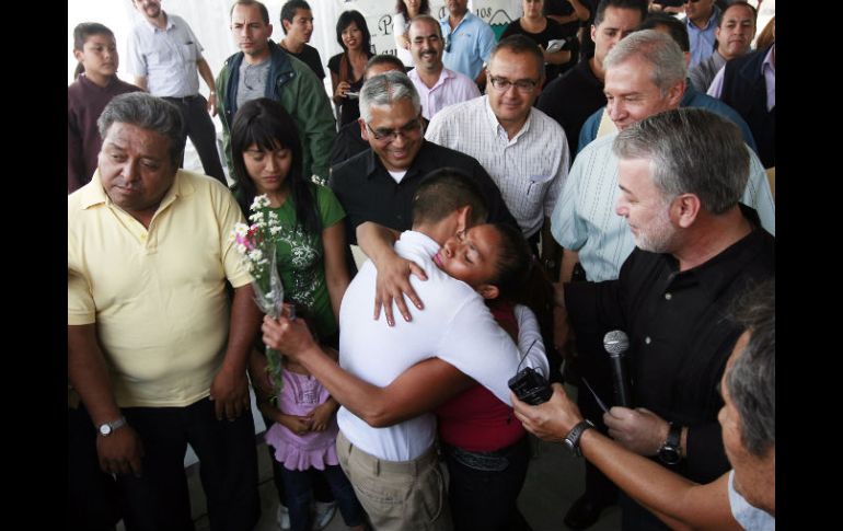 Las madres de los ex reclusos recibieron la libertad de sus hijos como regalo del 10 de mayo. E. BARRERA  /