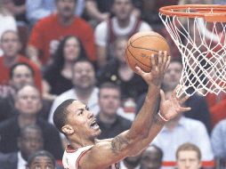 La estrella de los Bulls de Chicago, Derrick Rose, encestó 33 puntos y entregar nueve asistencias. AP  /