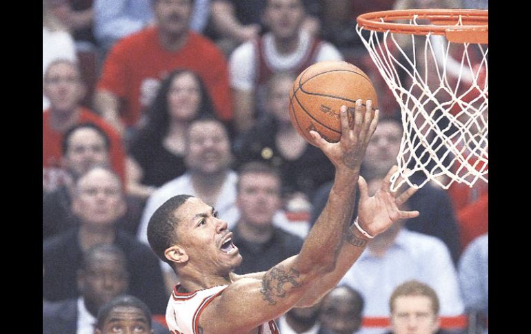 La estrella de los Bulls de Chicago, Derrick Rose, encestó 33 puntos y entregar nueve asistencias. AP  /