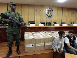 Un militar ecuatoriano custodia en la Junta Provincial Electoralm, en Quito, las actas de la consulta celebrada. EFE  /