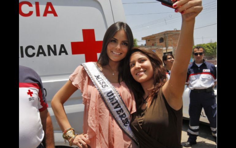 Los asistentes al Centro Comunitario de Santa Paula aprovecharon la presencia de Ximena Navarrete para tomarse fotografías. S. NUÑEZ  /