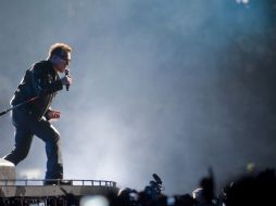 El líder de la banda irlandesa U2 cautivó al público con las interpretaciones de sus éxitos. AFP  /