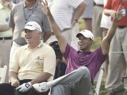 Tiger Woods (der.) celebra, junto a Mark O’Meara, el putt acertado en el hoyo 17 de su caddie Steve Williams  /