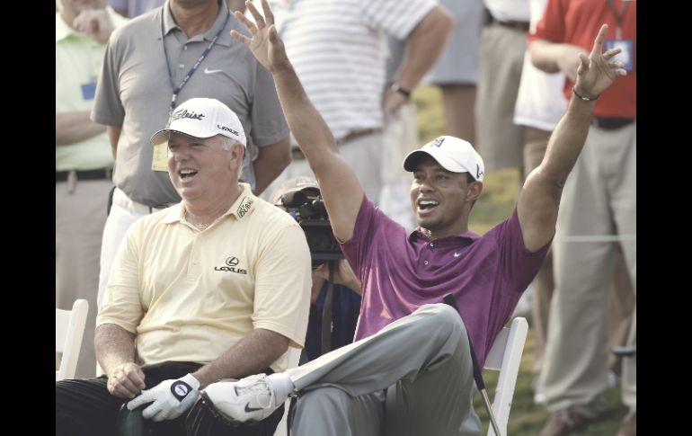 Tiger Woods (der.) celebra, junto a Mark O’Meara, el putt acertado en el hoyo 17 de su caddie Steve Williams  /