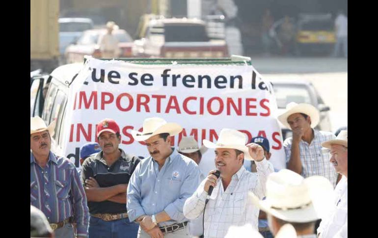 La marcha de los lecheros se dará  por la vía libre para concluir frente a la delegación de la Sagarpa. ARCHIVO  /