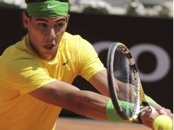 Rafael Nadal devuelve la pelota a su contrincante en busca de sumar un punto. EFE  /