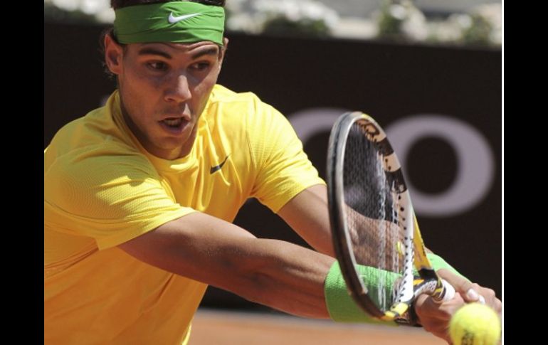 Rafael Nadal devuelve la pelota a su contrincante en busca de sumar un punto. EFE  /