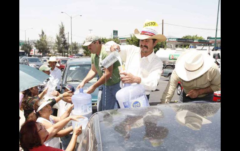 Los manifestantes regalaron a personas que se presentaron en la glorieta del Álamo un total de seis mil litros de leche.  E. PACHECO  /