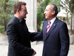 Felipe Calderón felicitó a Bono por su cumpleaños, que fue el 10 de mayo. REUTERS - PRESIDENCIA  /