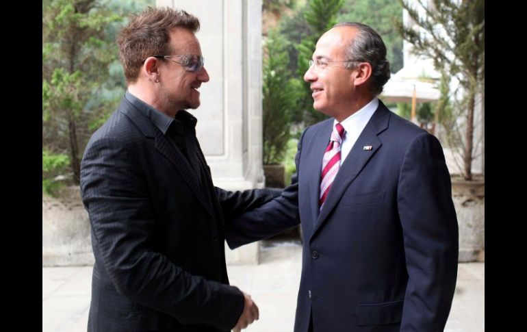 Felipe Calderón felicitó a Bono por su cumpleaños, que fue el 10 de mayo. REUTERS - PRESIDENCIA  /