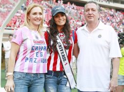 Angélica Fuentes, Ximena Navarrete y Jorge Vergara compartieron unos momentos en el juego de Chivas contra Pumas. E. PACHECO  /