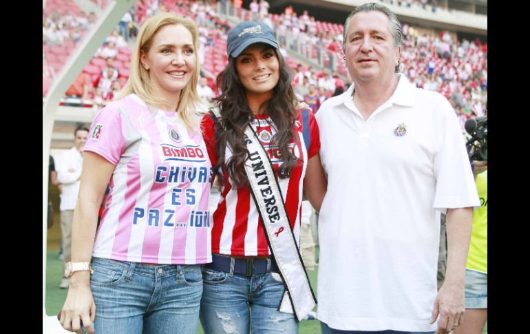 Angélica Fuentes, Ximena Navarrete y Jorge Vergara compartieron unos momentos en el juego de Chivas contra Pumas. E. PACHECO  /