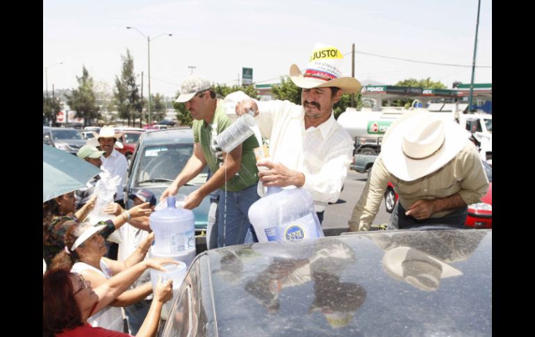 Los manifestantes regalaron un total de seis mil litros de leche. E. PACHECO  /