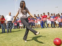 Ximena plasmó sus huellas ante la mirada de propios y extraños una vez que se colocó la primera piedra del recinto. S. NÚÑEZ  /