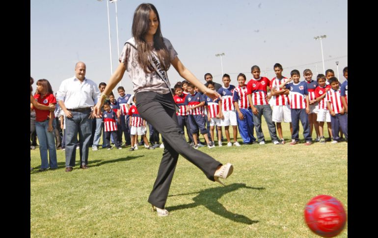 Ximena plasmó sus huellas ante la mirada de propios y extraños una vez que se colocó la primera piedra del recinto. S. NÚÑEZ  /