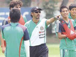 El estratega del Tricolor Sub-17, Raúl Gutiérrez, da indicaciones a sus elementos. MEXSPORT  /