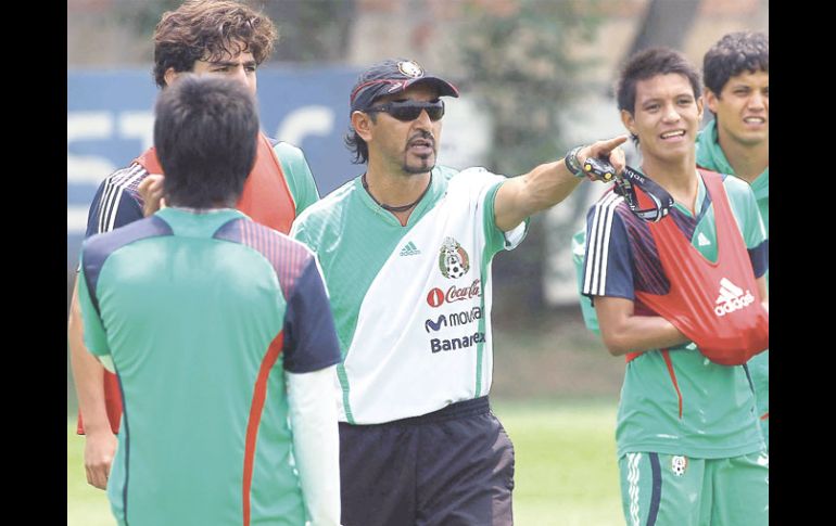 El estratega del Tricolor Sub-17, Raúl Gutiérrez, da indicaciones a sus elementos. MEXSPORT  /