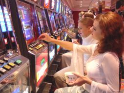 Los casinos tendrán que pagar más dinero para tener la licencia de centros de apuesta remota. ARCHIVO  /