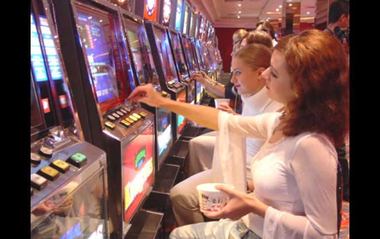 Los casinos tendrán que pagar más dinero para tener la licencia de centros de apuesta remota. ARCHIVO  /