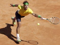 Nadal devuelve la bola a su contricante croata Marin Cilic. AP  /