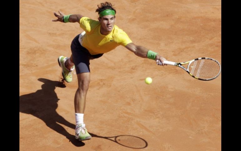 Nadal devuelve la bola a su contricante croata Marin Cilic. AP  /