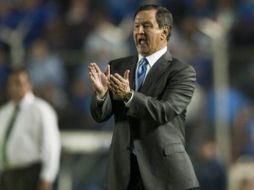 Enrique Meza se muestra contento por las anotaciones de su equipo en el duelo de ida de semifinales de la Liguilla. AFP  /