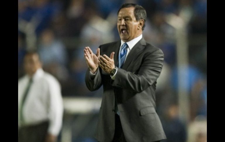 Enrique Meza se muestra contento por las anotaciones de su equipo en el duelo de ida de semifinales de la Liguilla. AFP  /