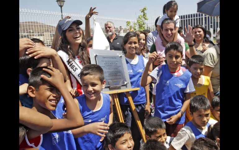 La belleza tapatía pudo convivir con niños presentes en el lugar. S NÚÑEZ  /