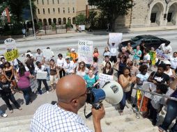 Personas se manifiestan en las afueras del Capitolio en Atlanta, Georgia, tras la promulgación de ley HB87. EFE  /