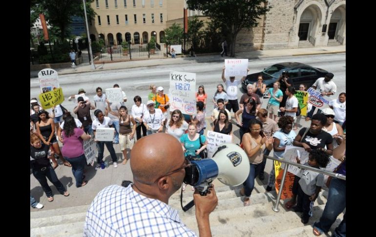 Personas se manifiestan en las afueras del Capitolio en Atlanta, Georgia, tras la promulgación de ley HB87. EFE  /