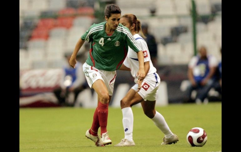 La defensa central, Mónica González, durante un partido amistoso de la Selección femenil ante Panamá. MEXSPORT  /